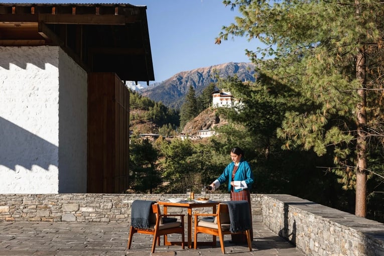 Amankora, Bhútán – Thimbú | Exclusive Tours amankora-bhutan-paro-lodge-exterior-courtyard-terrace-dining