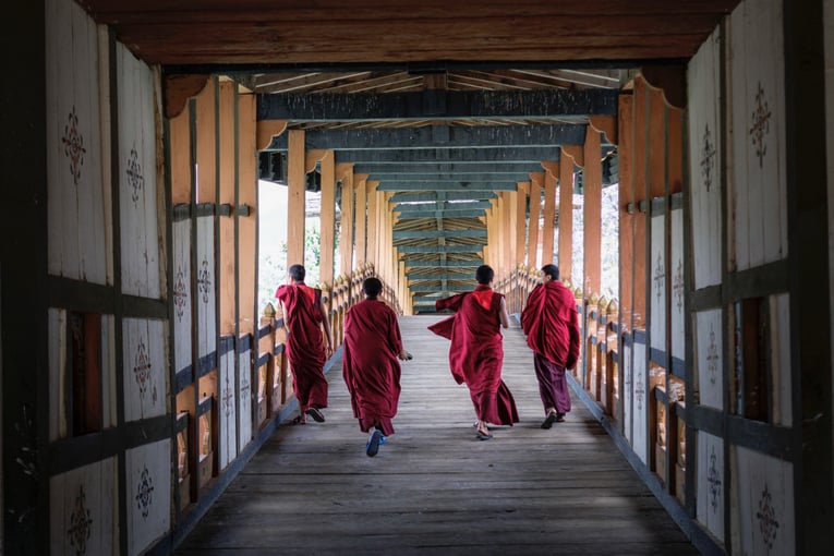 Amankora, Bhútán – Thimbú _ Exclusive Tours _Amankora, Bhutan - Experience, Excursion, Punakha Dzong Catilevered Bridge with Monks