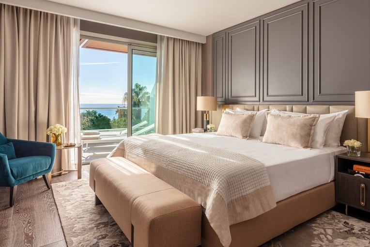 Anantara Plaza Nice Hotel | Exclusive Tours anantara_plaza_nice_presidential_bed_hero_0171-hdrx-3-3-crpd-1920x1037