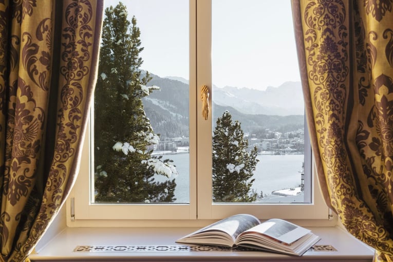 Carlton Hotel St Moritz, Švýcarsko – Svatý Mořic | Exclusive Tours 7_Window_-_Carlton_Hotel_St_Moritz