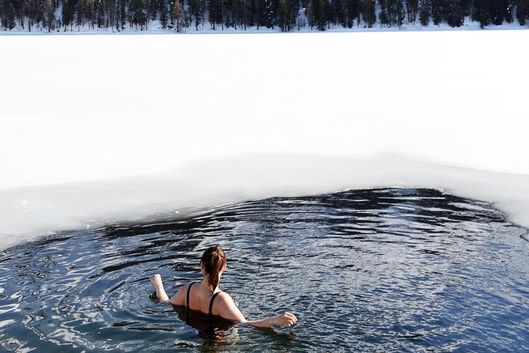 Carlton Hotel St Moritz, Švýcarsko – Svatý Mořic | Exclusive Tours Eisbaden_Aleksandra_bearbeitet