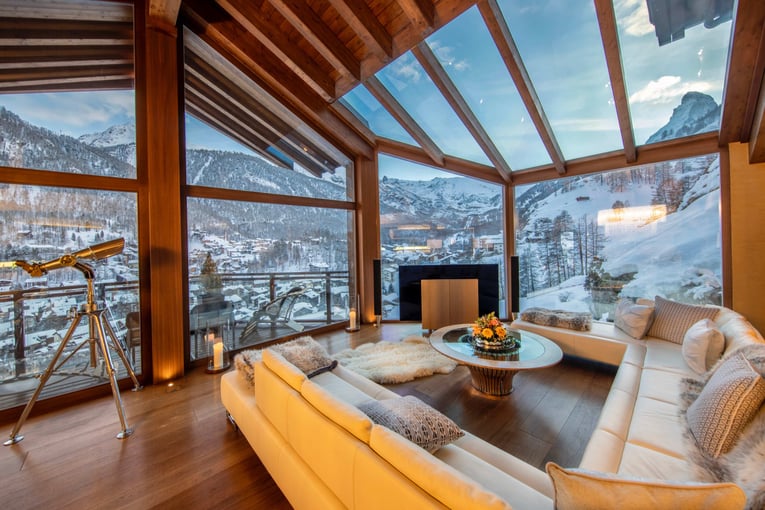 Chalet Zermatt Peak, Švýcarsko – Zermatt | Exclusive Tours A Lounge at sunset with matterhorn in roof