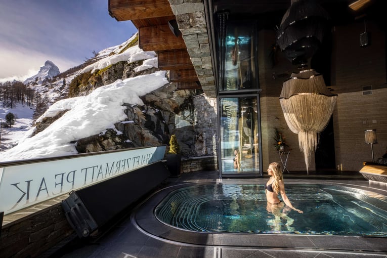 Chalet Zermatt Peak, Švýcarsko – Zermatt | Exclusive Tours A Model in Jacuzzi reflection and Matterhor