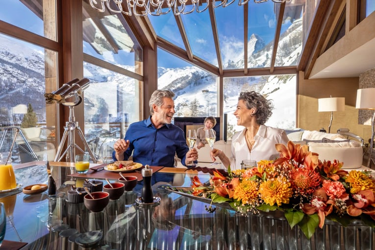 Chalet Zermatt Peak, Švýcarsko – Zermatt | Exclusive Tours Breakfast cheers close up child and horn in background copy