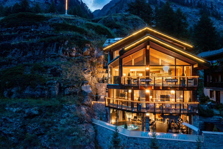 Chalet Zermatt Peak, Švýcarsko – Zermatt | Exclusive Tours a. Chalet Front on Chalet lit up evening summer