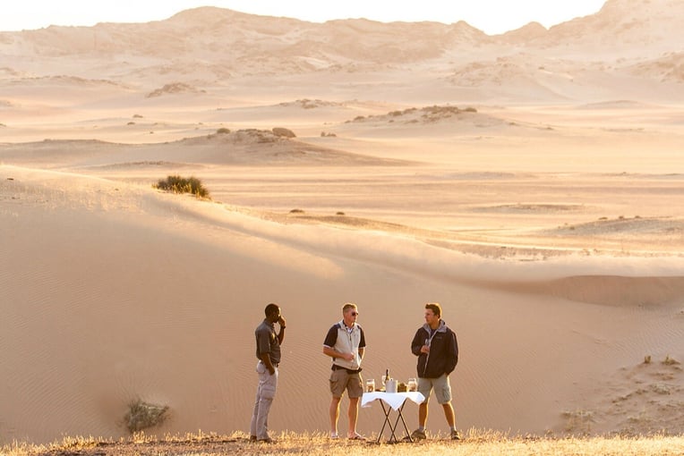 Hoanib Skeleton Coast Camp, Namibie – Kaokoveld | Exclusive Tours wilderness-hoanib-skeleton-coast-cuisine-sundowners