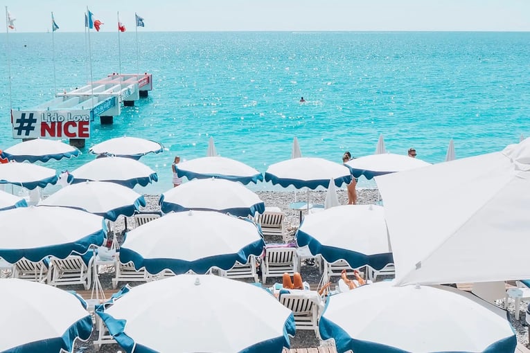 Hyatt Regency Nice Palais de la Méditerranée | Exclusive Tours Hyatt-Regency-Nice-P465-Beach-Time-Sun-Umbrellas.16x9