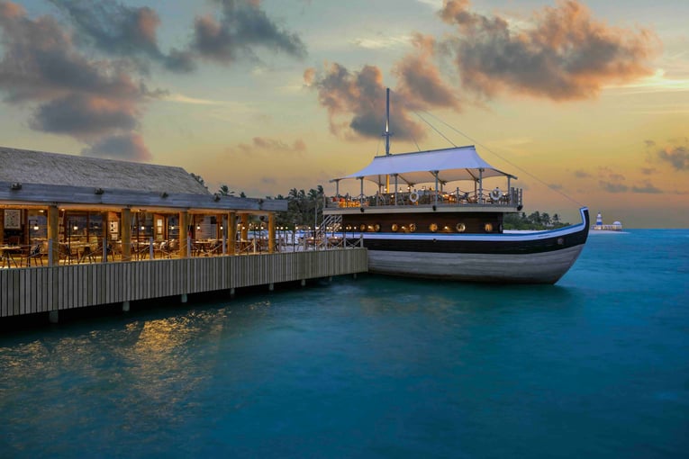 Intercontinental Maldives_Sunset Bar and Fishmarket