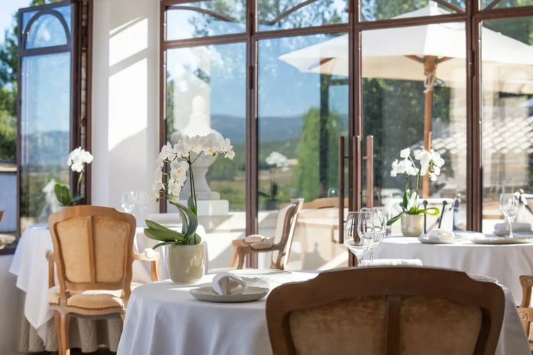 Le Phébus Hotel and Spa, Relais & Châteaux, Francie – Joucas | Exclusive Tours le-phebus-restaurant-la-table-7