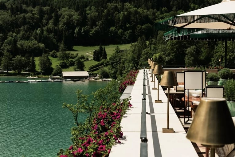 Rosewood Schloss Fuschl, Rakousko – Salzkammergut | Exclusive Tours 2024_RWFSL_Seeterrasse_WhatTheFox-6680 (1)_WIDE-MEDIUM-4-3