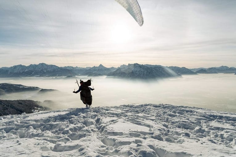 Rosewood Schloss Fuschl, Rakousko – Salzkammergut | Exclusive Tours 2024_RWFSL_Winter_Paraglider_WhatTheFox-0019