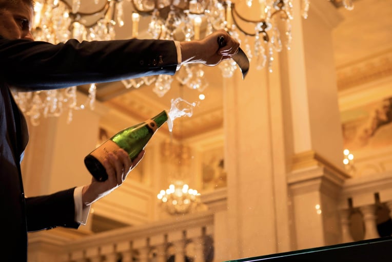 The St. Regis New York, Spojené státy Americké – New York | Exclusive Tours nycxr-champagne-saberingritual-1686-hor-clsc